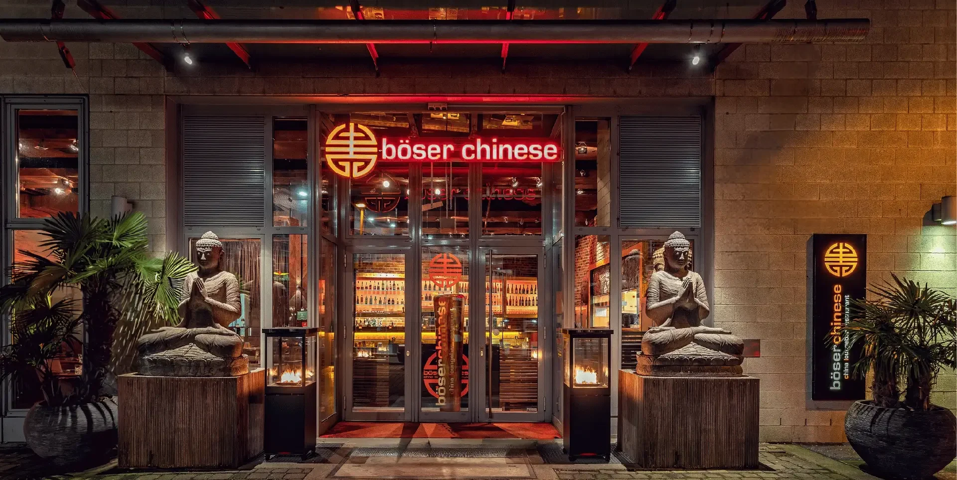Lit entrance of an Asian restaurant in Düsseldorf at night